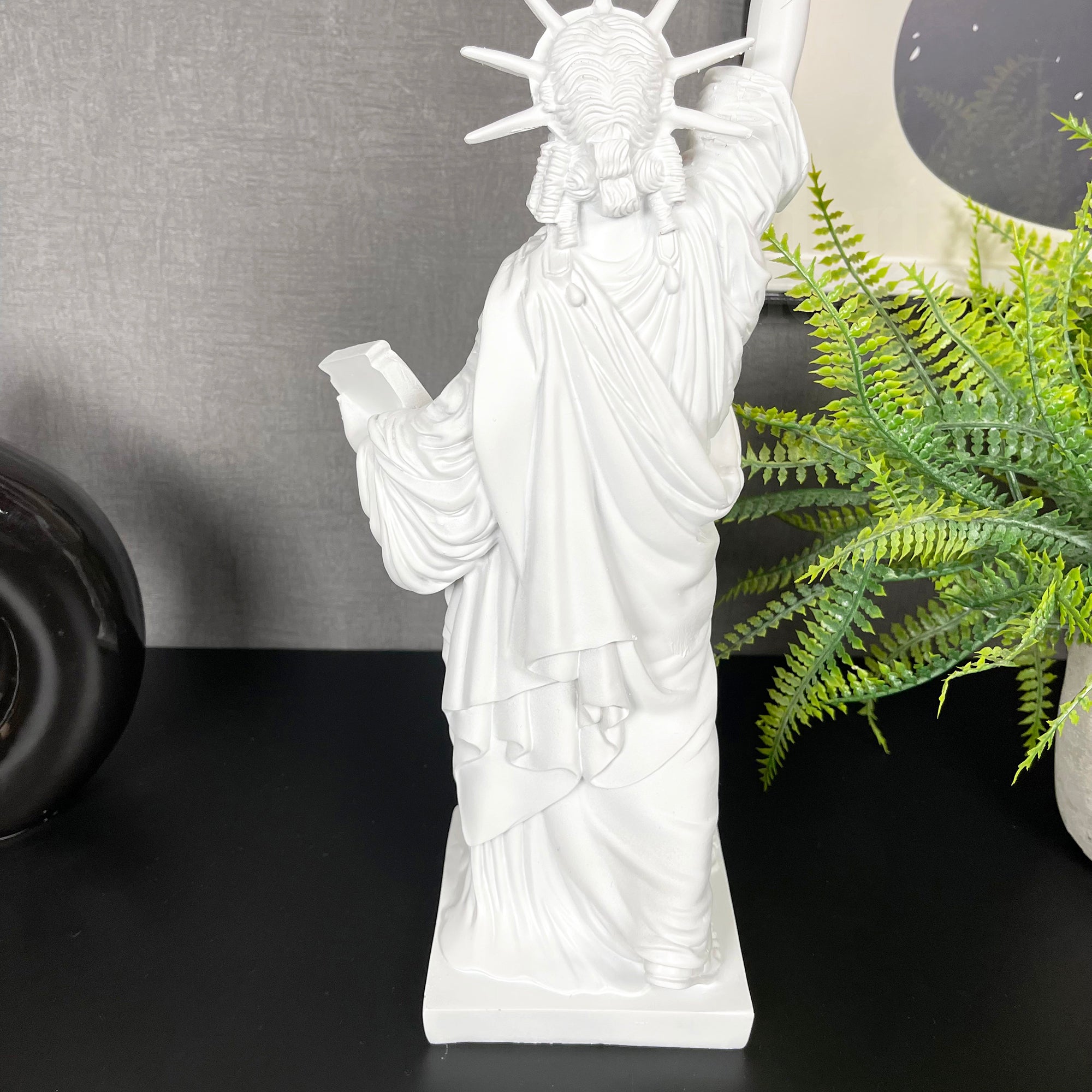 Weißes cooles Libby-Ornament, 10 x 40 cm