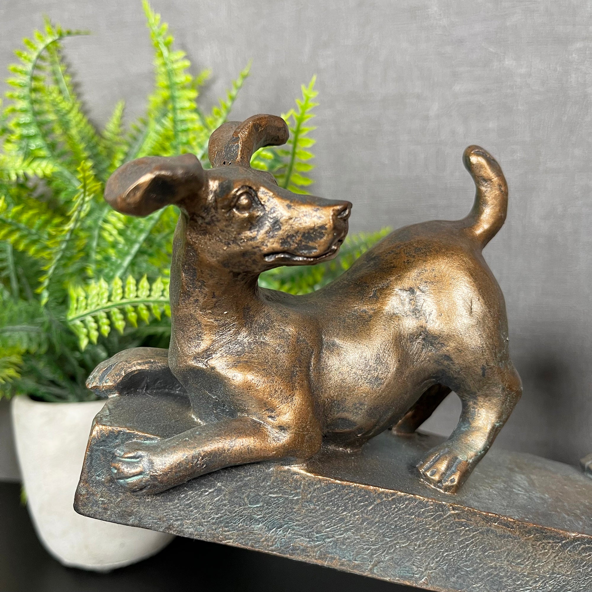 Verspielte Hunde auf Wippe als Ornament