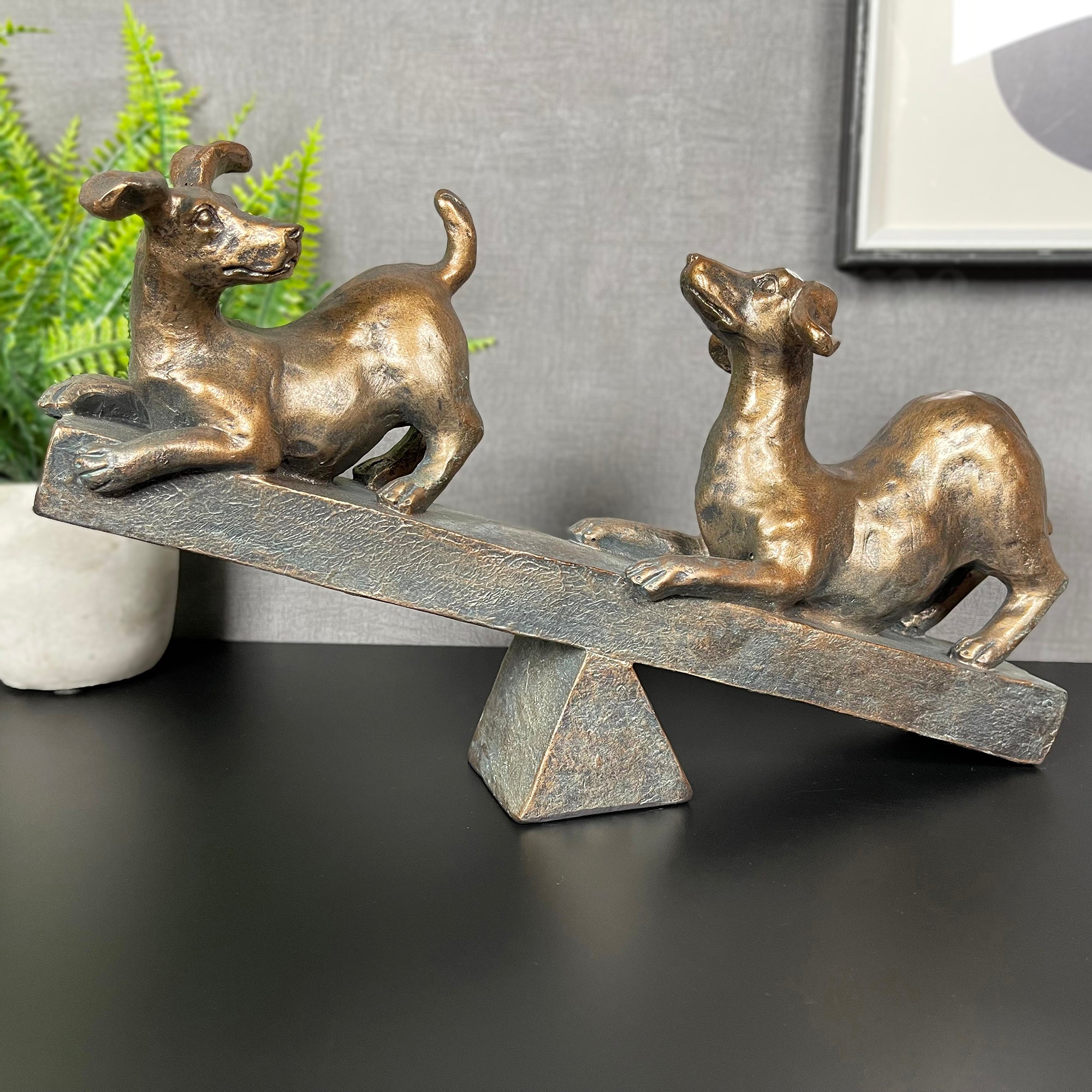 Verspielte Hunde auf Wippe als Ornament