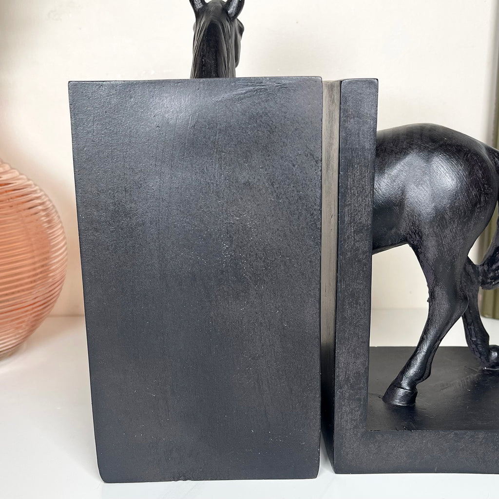 Großes Buchstützen-Set mit schwarzem Pferd
