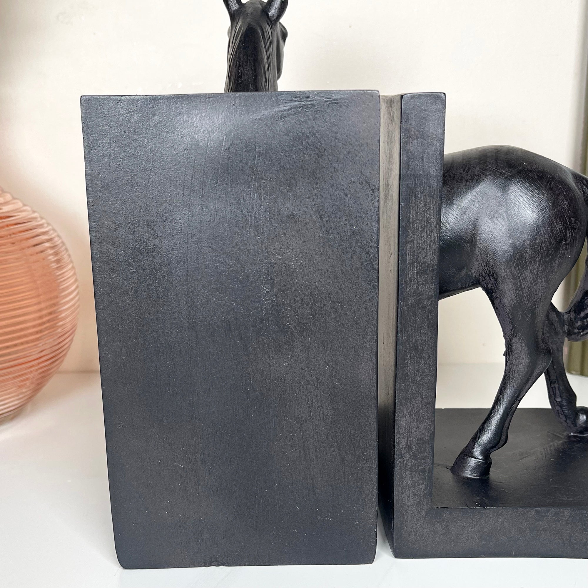 Großes Buchstützen-Set mit schwarzem Pferd