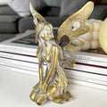 Kniende Feenfigur aus Gold im Used-Look