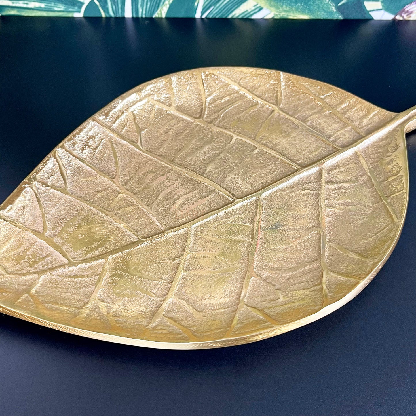 Dekorativer Teller aus goldenem Metallblatt