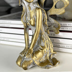 Kniende Feenfigur aus Gold im Used-Look