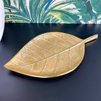 Dekorativer Teller aus goldenem Metallblatt