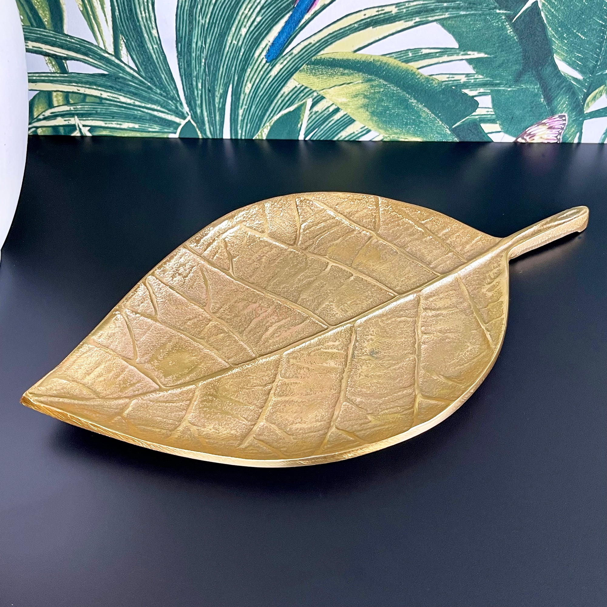 Dekorativer Teller aus goldenem Metallblatt