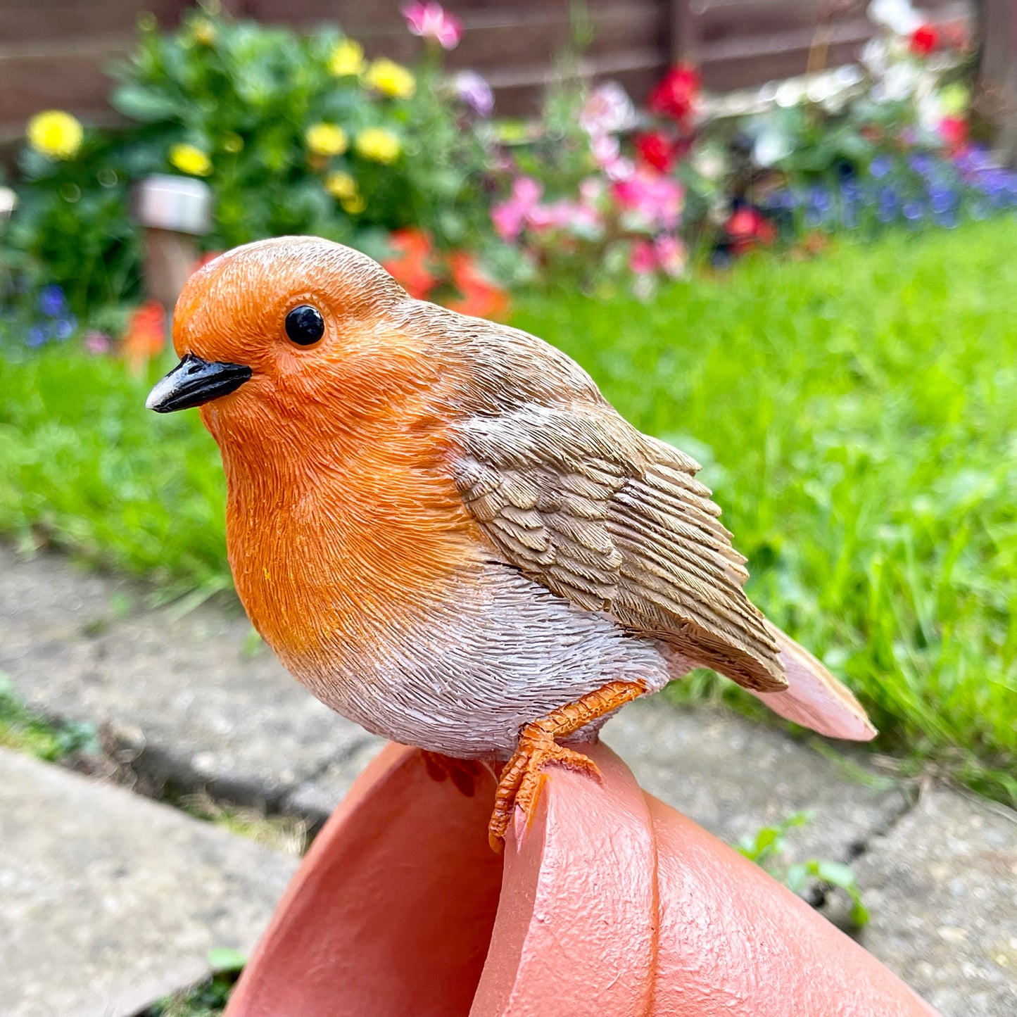 Vogelhäuschen „Robin On Plant Pot“.