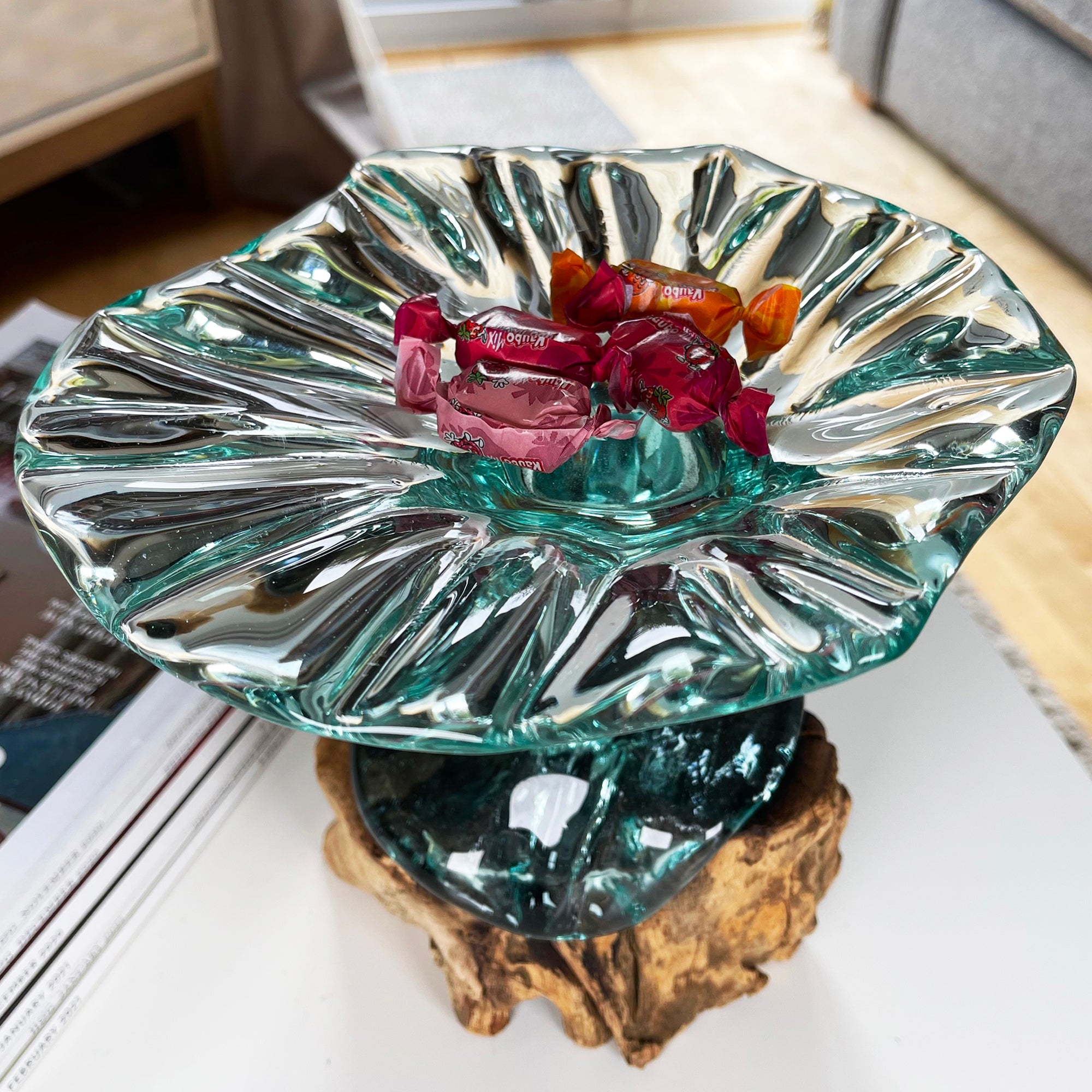 Geschmolzene Glas-Bonbonschale auf Teakholz-Wurzelständer