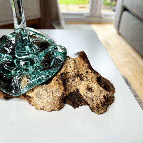 Weinglas aus geschmolzenem Glas, Wurzelständer aus Teakholz