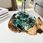 Weinglas aus geschmolzenem Glas, Wurzelständer aus Teakholz