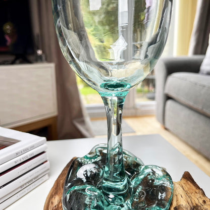 Weinglas aus geschmolzenem Glas, Wurzelständer aus Teakholz