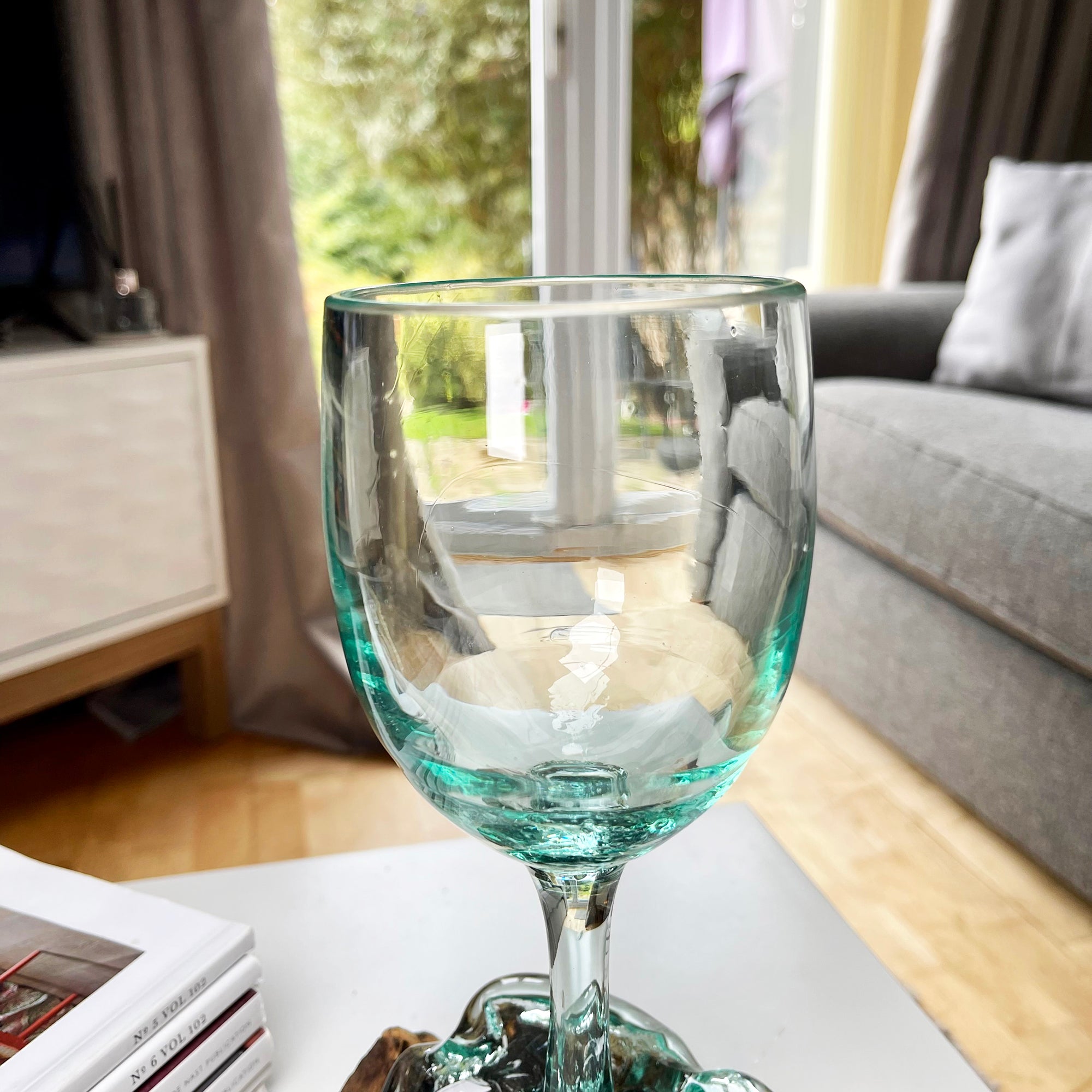 Weinglas aus geschmolzenem Glas, Wurzelständer aus Teakholz