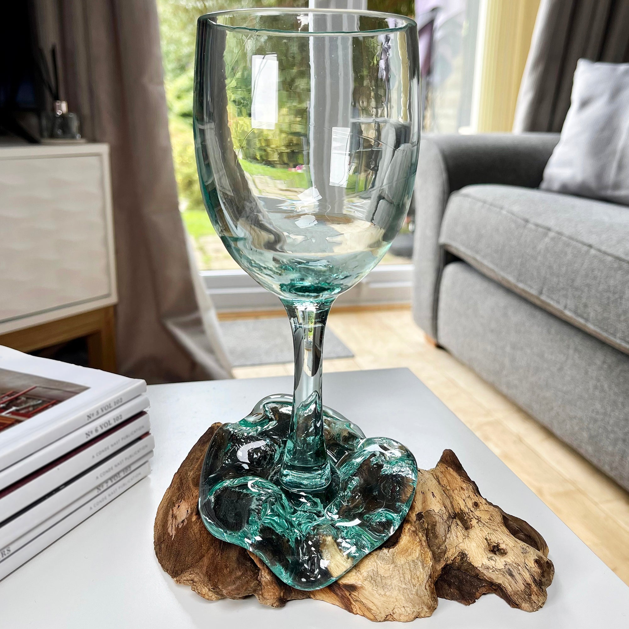 Weinglas aus geschmolzenem Glas, Wurzelständer aus Teakholz
