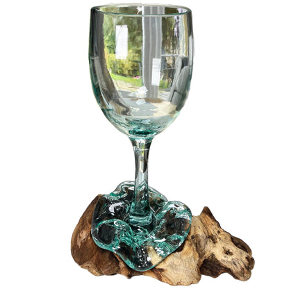Weinglas aus geschmolzenem Glas, Wurzelständer aus Teakholz