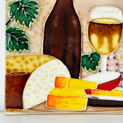 Wandkunst aus Keramikfliesen mit Käse und Wein, 20 x 20 cm