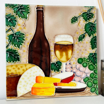 Wandkunst aus Keramikfliesen mit Käse und Wein, 20 x 20 cm