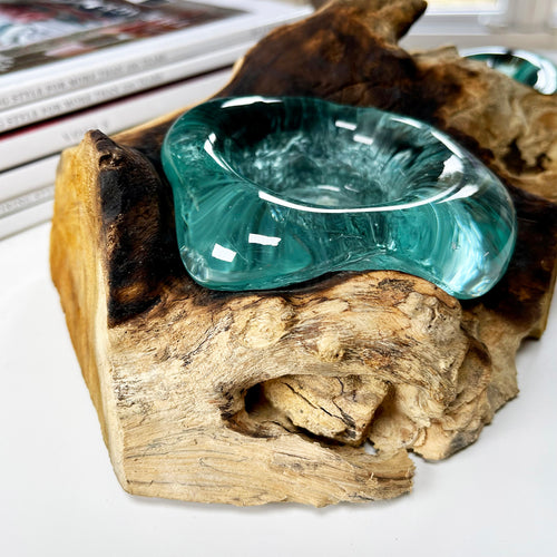 Doppelter Kerzenhalter aus geschmolzenem Glas auf Teakholz-Wurzelständer