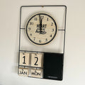 Wanduhr, Kalender und Notiztafel