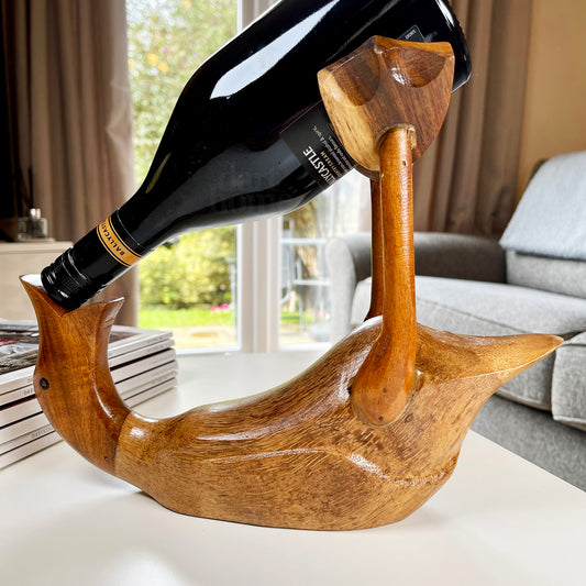 Rustikaler Weinflaschenhalter mit betrunkener Ente
