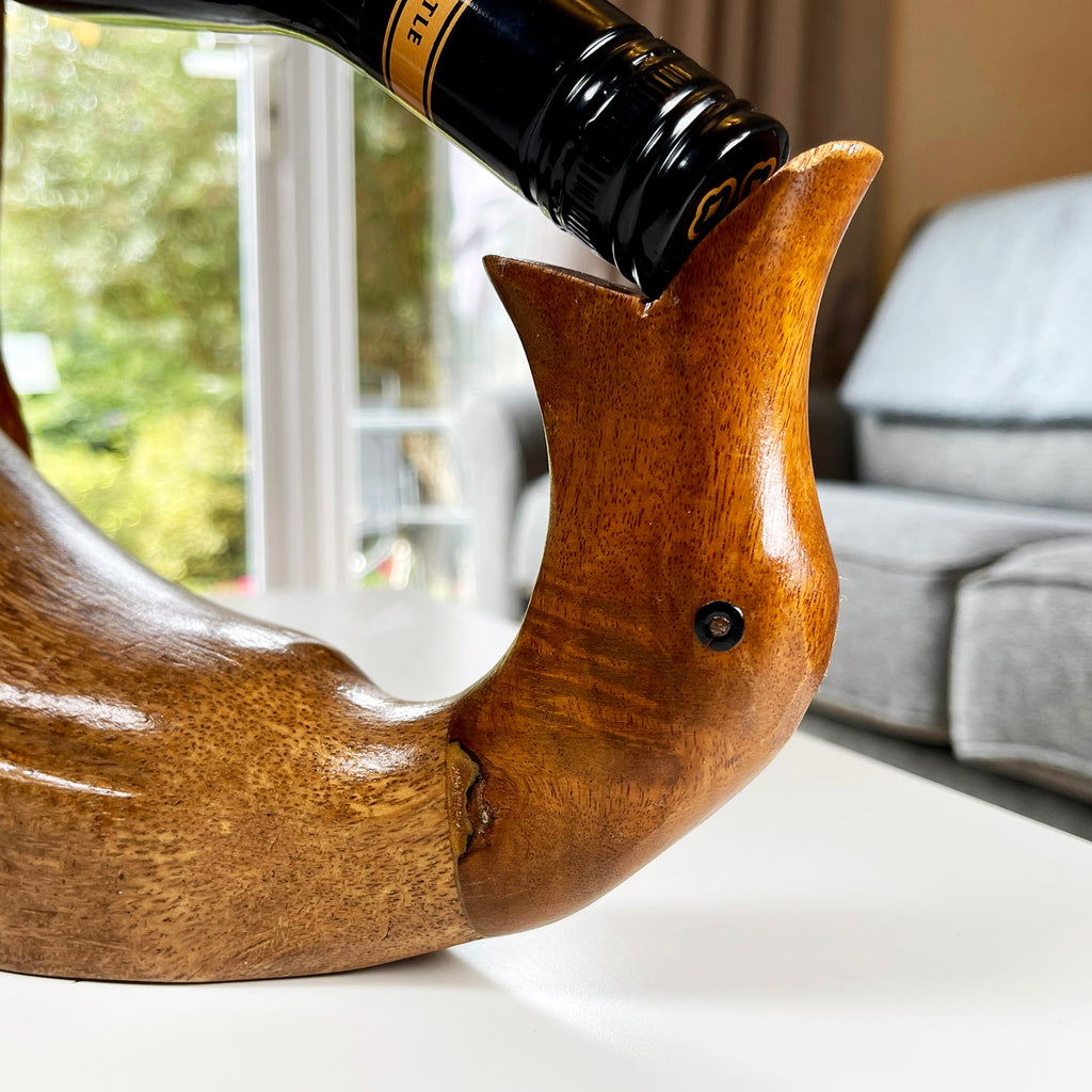 Rustikaler Weinflaschenhalter mit betrunkener Ente