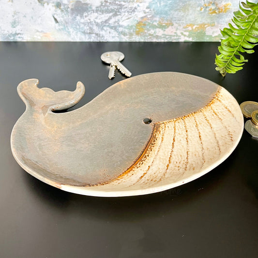 Dekorativer Wal-Teller aus Keramik