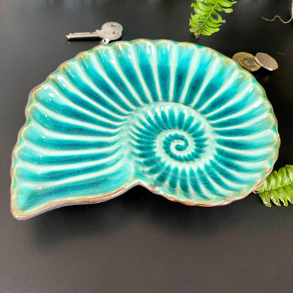 Deko-Schmuckschale aus Keramik in Blaugrün mit Muschelmuster
