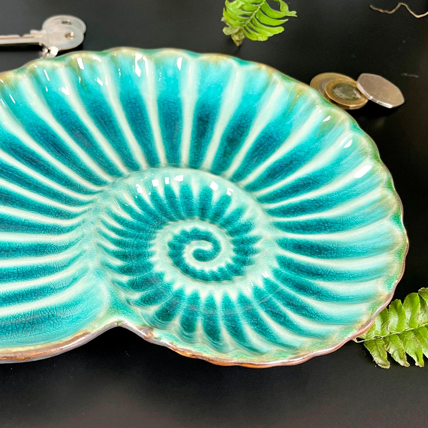 Deko-Schmuckschale aus Keramik in Blaugrün mit Muschelmuster