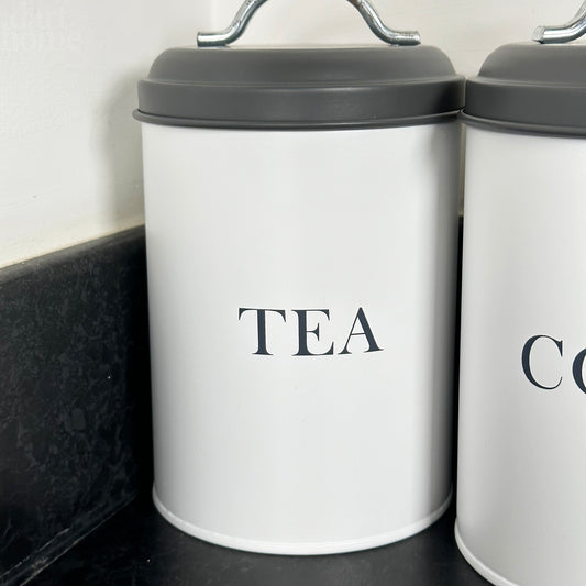 Weiße Tee-, Kaffee- und Zuckerdosen mit grauem Deckel