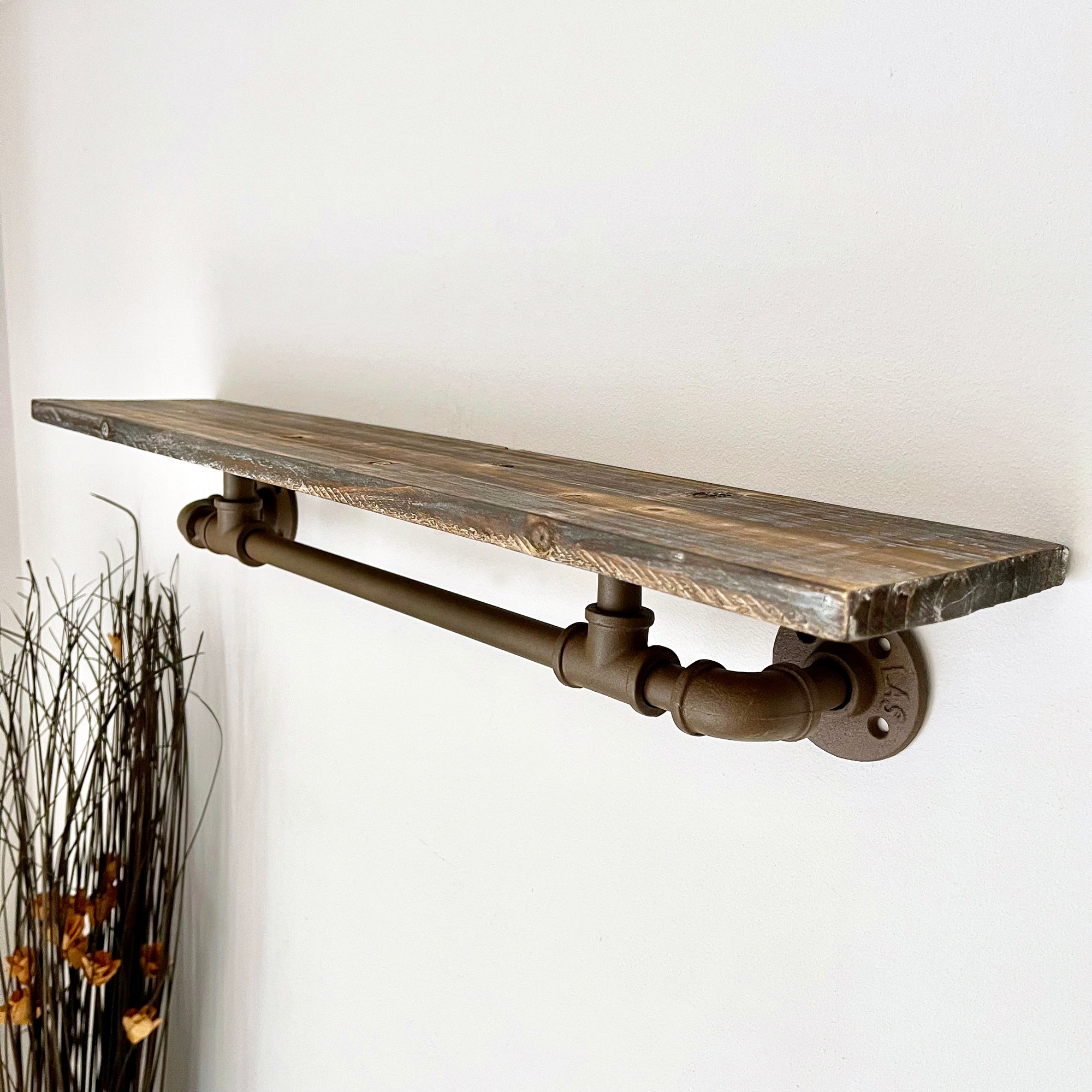 64 cm großes industrielles Rohrregal mit verrosteter Holzplatte