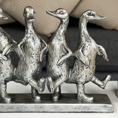 Silberne Skulptur mit fünf tanzenden Enten