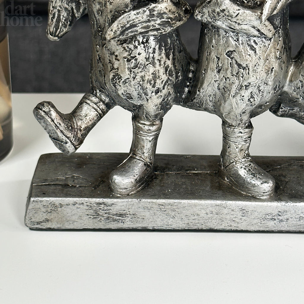 Silberne Skulptur mit fünf tanzenden Enten