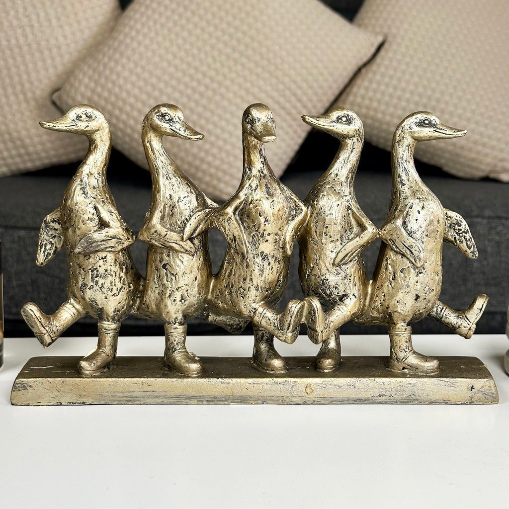 Goldskulptur mit fünf tanzenden Enten
