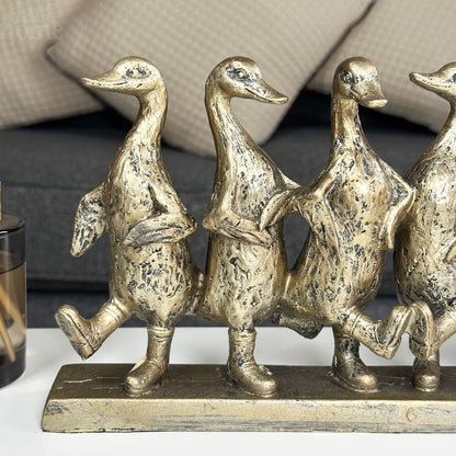 Goldskulptur mit fünf tanzenden Enten