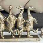 Goldskulptur mit fünf tanzenden Enten