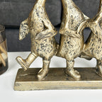 Goldskulptur mit fünf tanzenden Enten