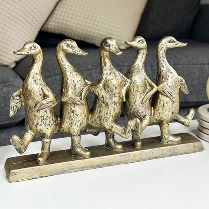 Goldskulptur mit fünf tanzenden Enten