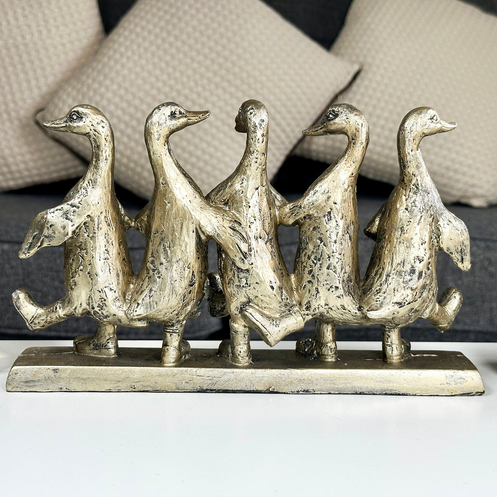 Goldskulptur mit fünf tanzenden Enten