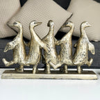 Goldskulptur mit fünf tanzenden Enten