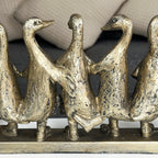 Goldskulptur mit fünf tanzenden Enten