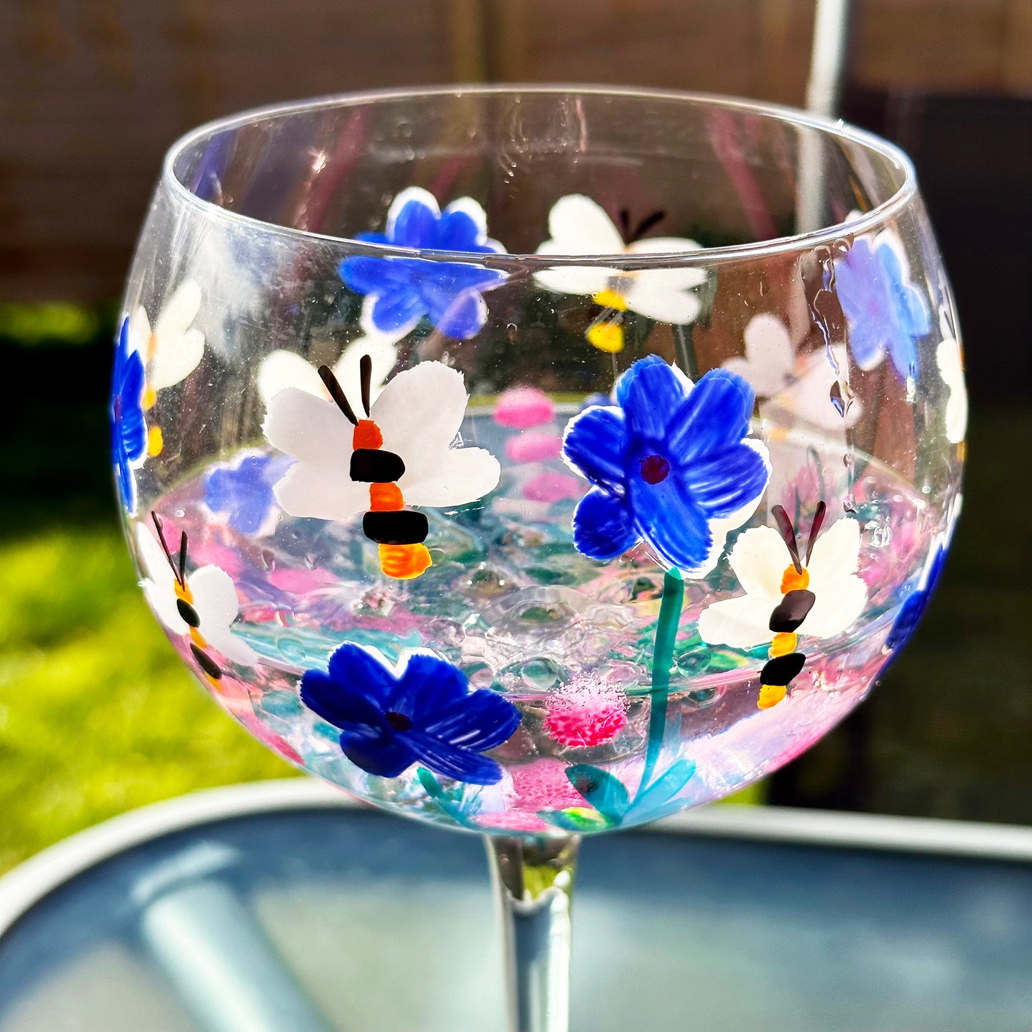 Handbemaltes Wildblumen-Bienen-Ballon-Gin-Glas