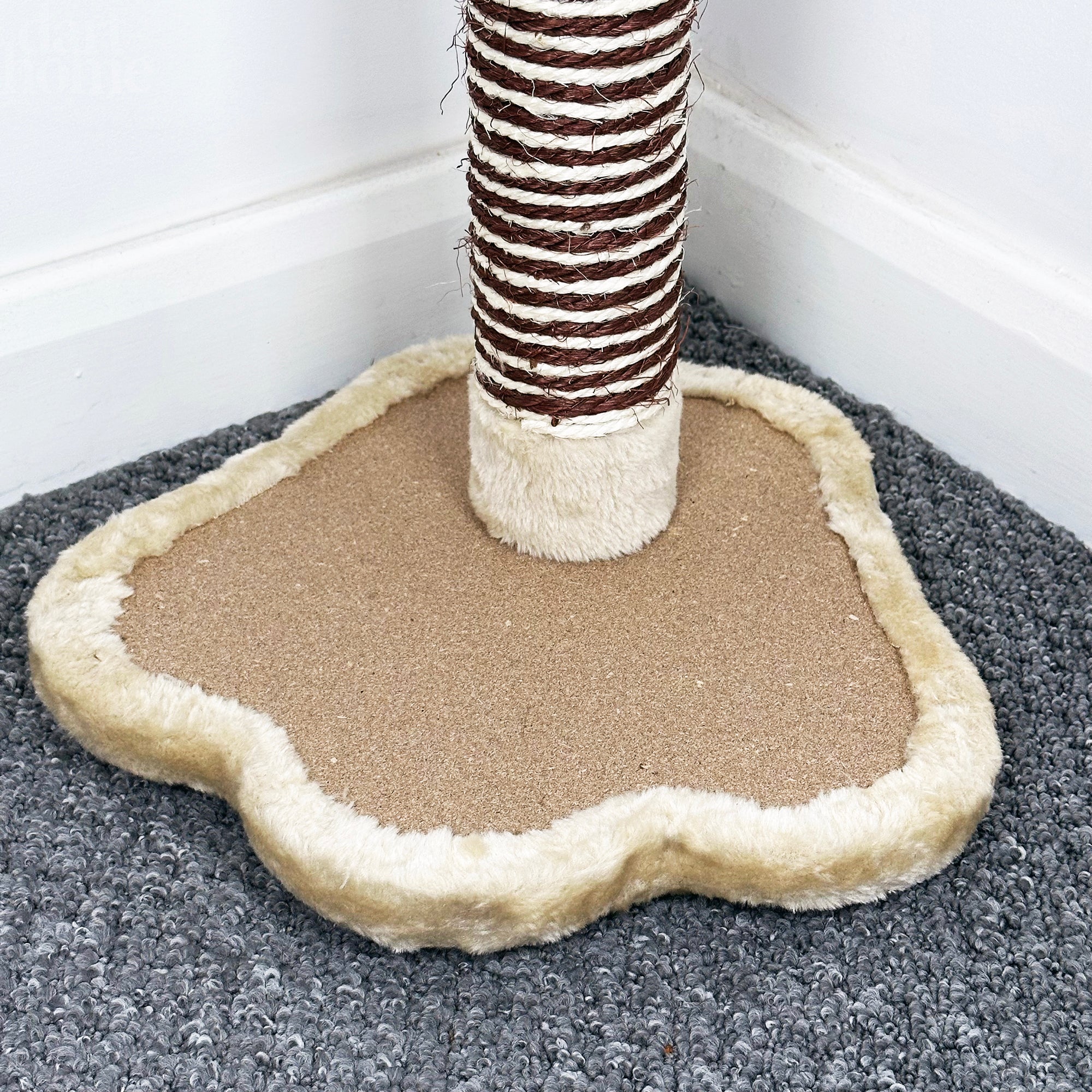 Kratzbaum mit Fellpfote