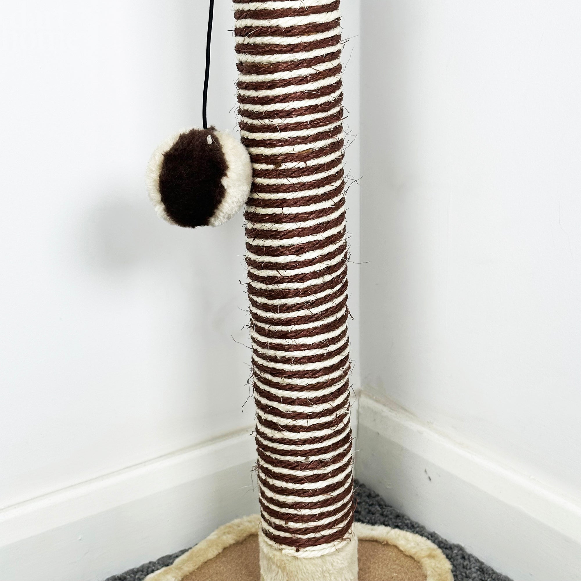 Kratzbaum mit Fellpfote