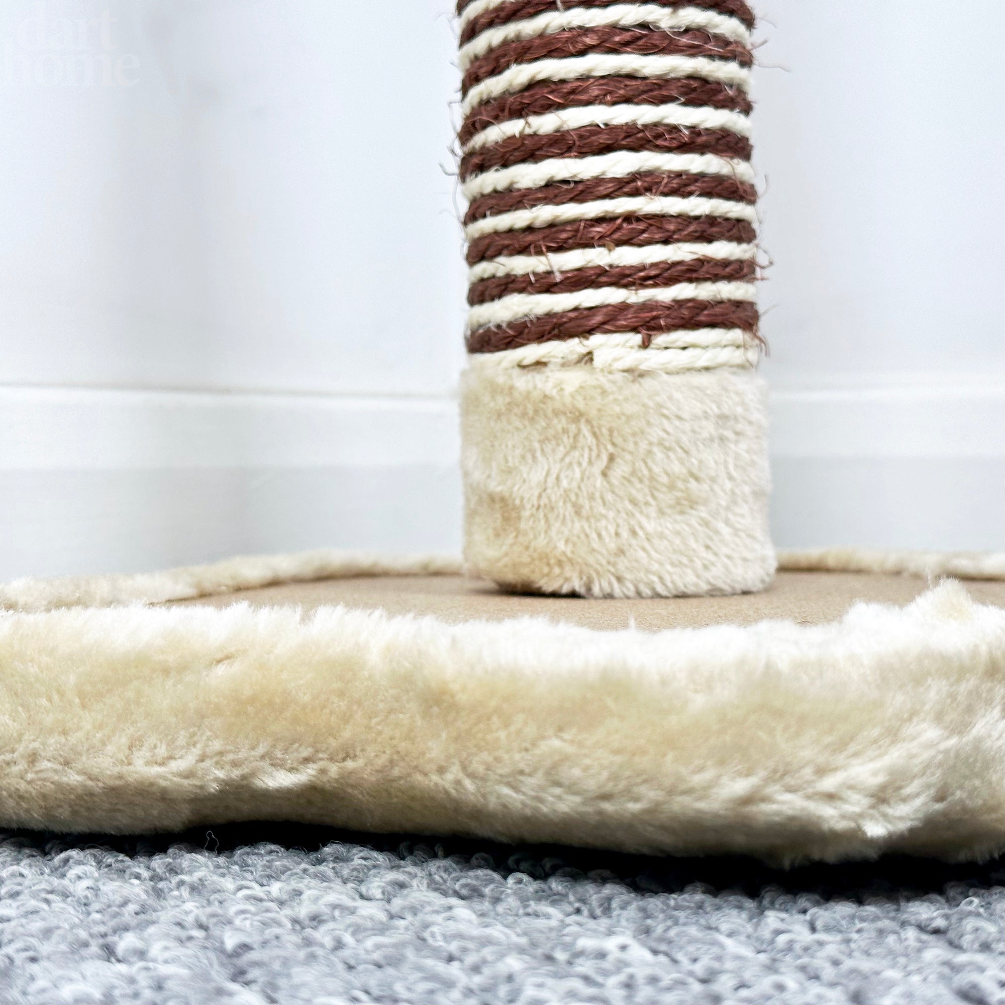 Kratzbaum mit Fellpfote