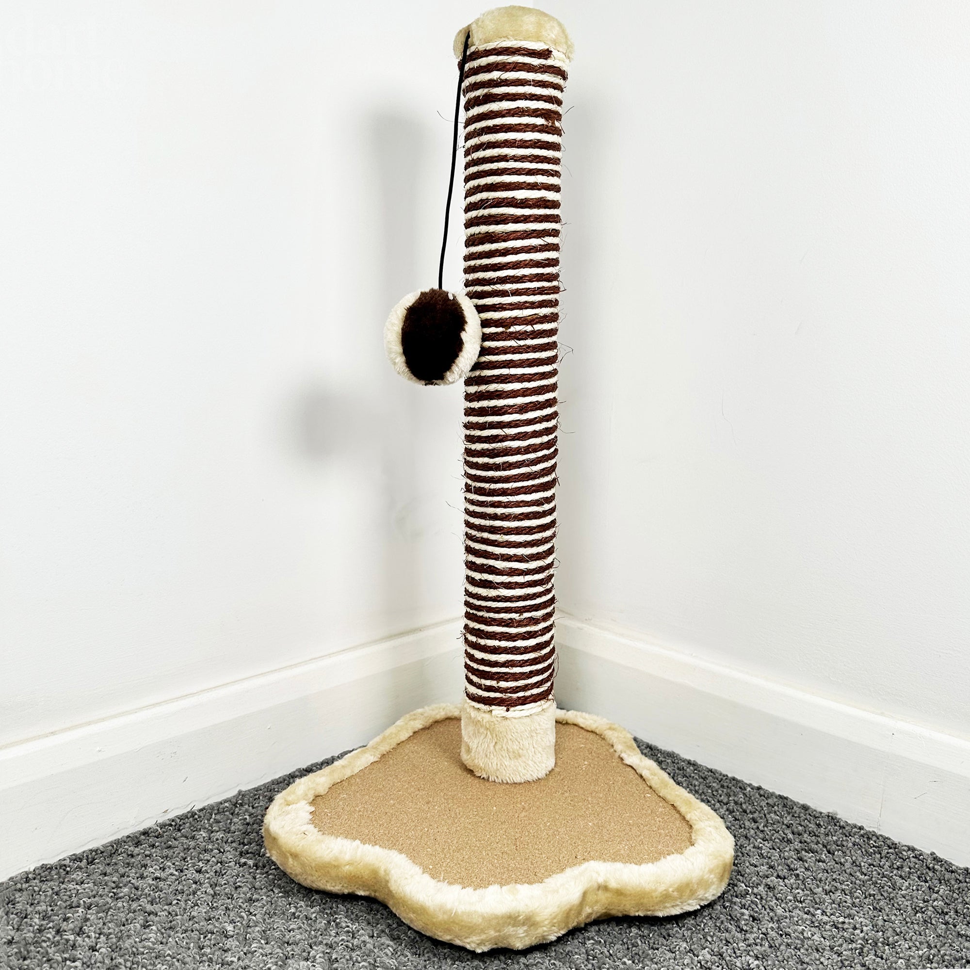 Kratzbaum mit Fellpfote