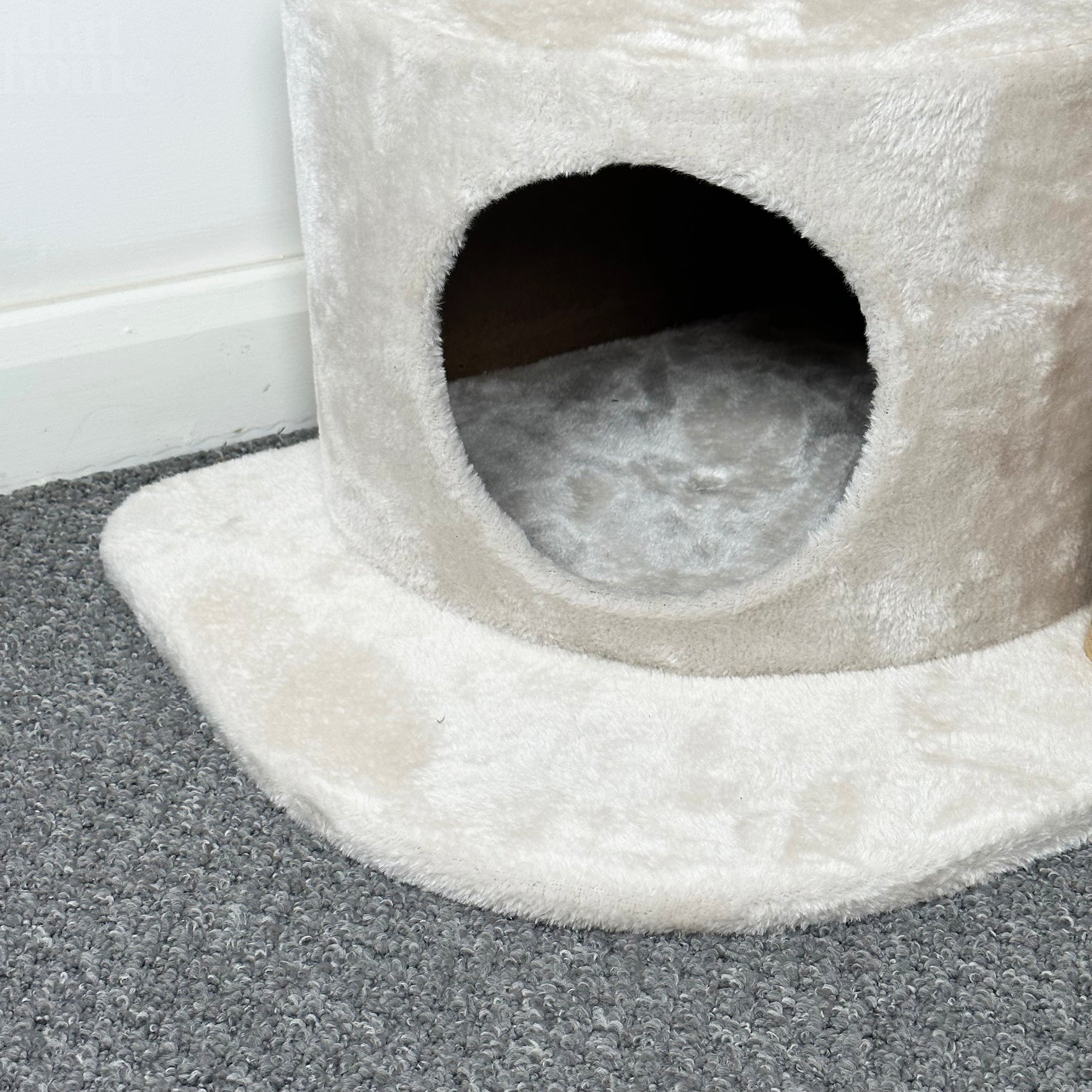 Corner cat best sale scratching post