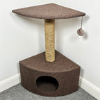Brauner Eckkratzbaum für Katzen