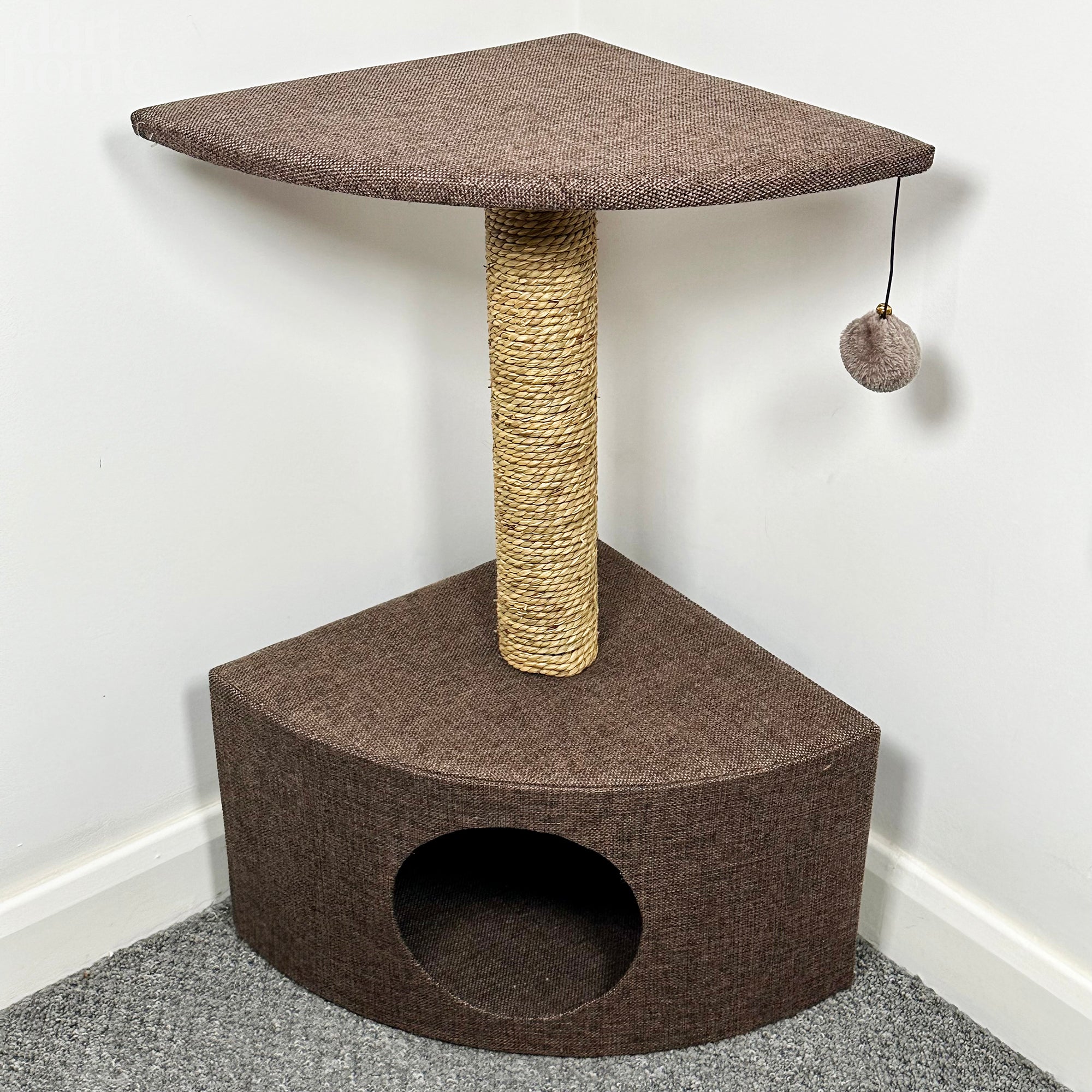 Brauner Eckkratzbaum für Katzen