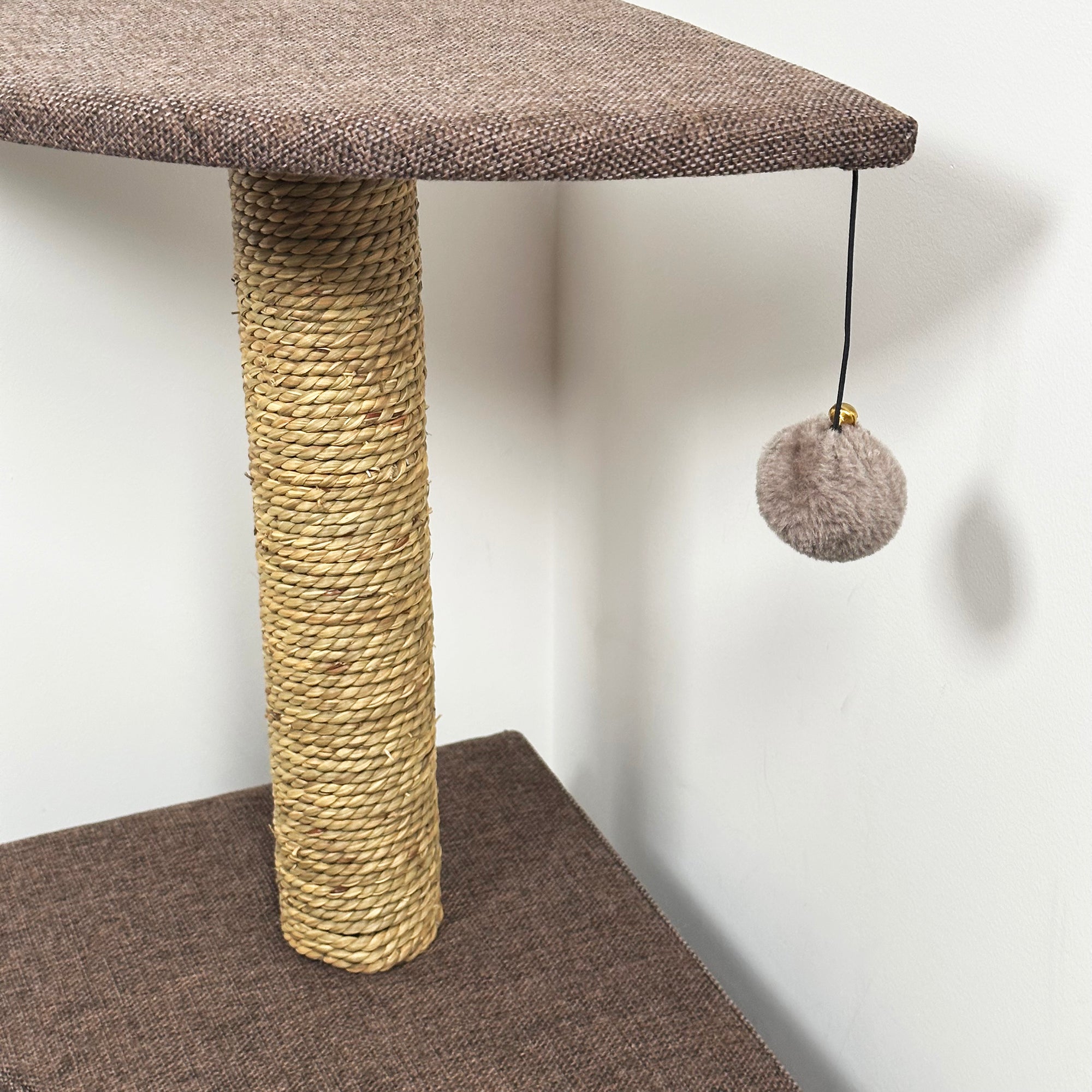 Brauner Eckkratzbaum für Katzen