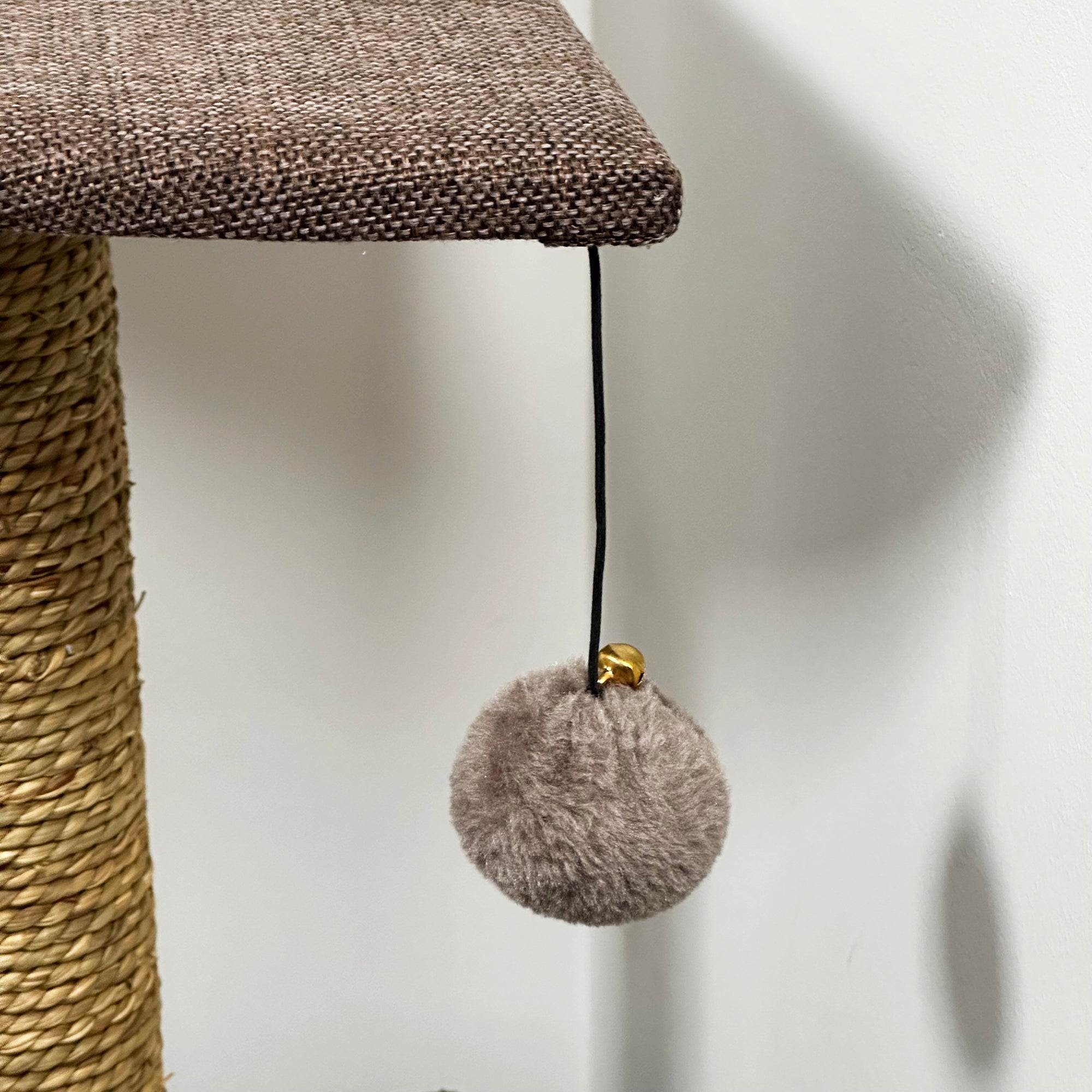 Brauner Eckkratzbaum für Katzen