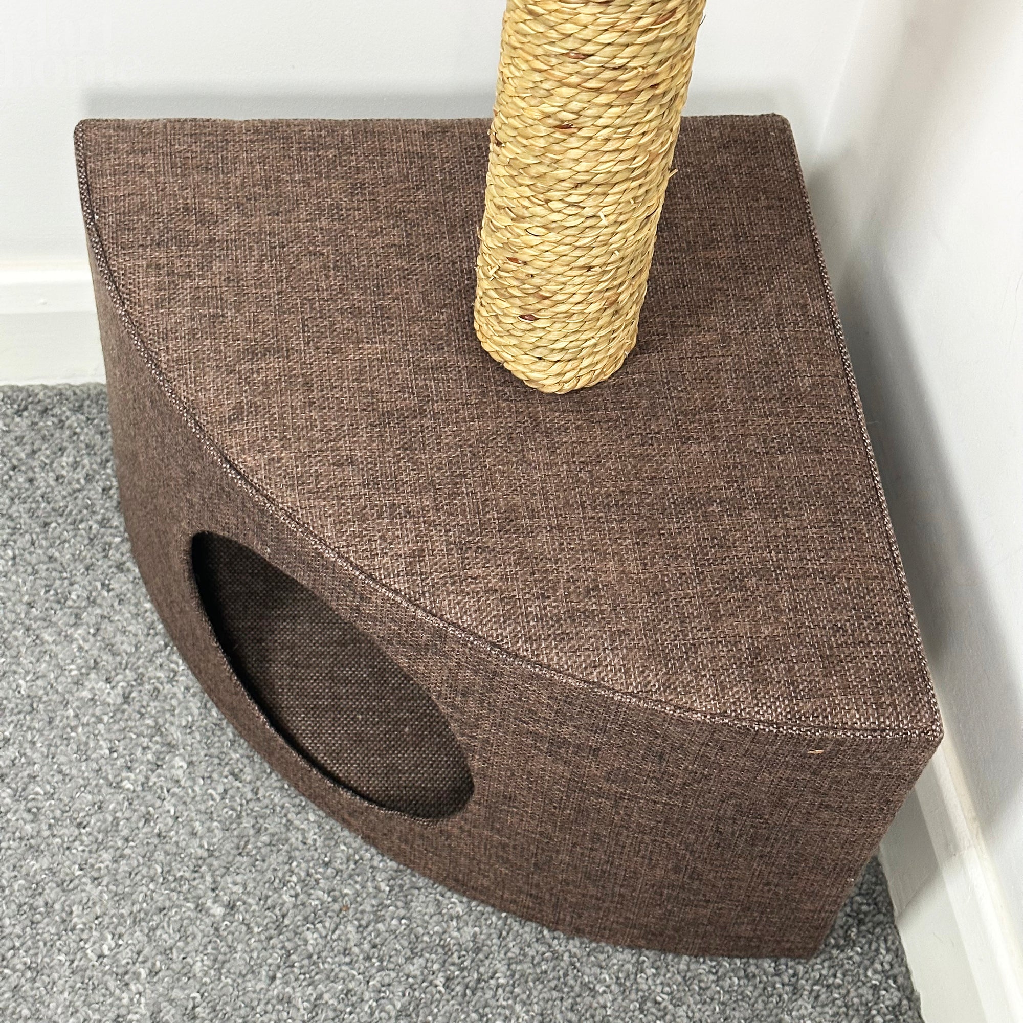 Brauner Eckkratzbaum für Katzen